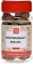 Een pot met nootmuskaatbollen met een rood deksel en een beige etiket met 'NOOTMUSKAAT BOLLEN'.