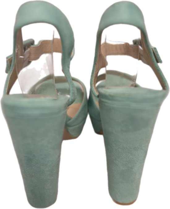 Vue arrière de sandales compensées vert d'eau en imitation suède avec brides de cheville et talons bloc.
