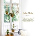 Boho-stijl macramé plantenhangers met planten hangen voor een raam. Een bank en planten staan beneden. Tekst 'Handgemaakt met liefde'.