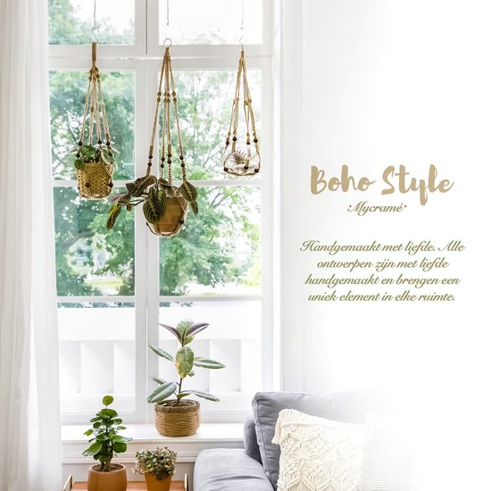 Boho-stijl macramé plantenhangers met planten hangen voor een raam. Een bank en planten staan beneden. Tekst 'Handgemaakt met liefde'.