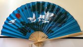Kraanvogels met pijnboom blauwe achtergrond .Chinese waaier met bamboe latjes, groot model .(Wanddecoratie) Spanwijdte:160 x 90 cm.(Ingeklapt 90 cm) Het met de hand geschilderde pa