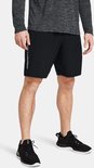 Man draagt een zwarte sportbroek met het 'Under Armour' logo op de linkerpijp.