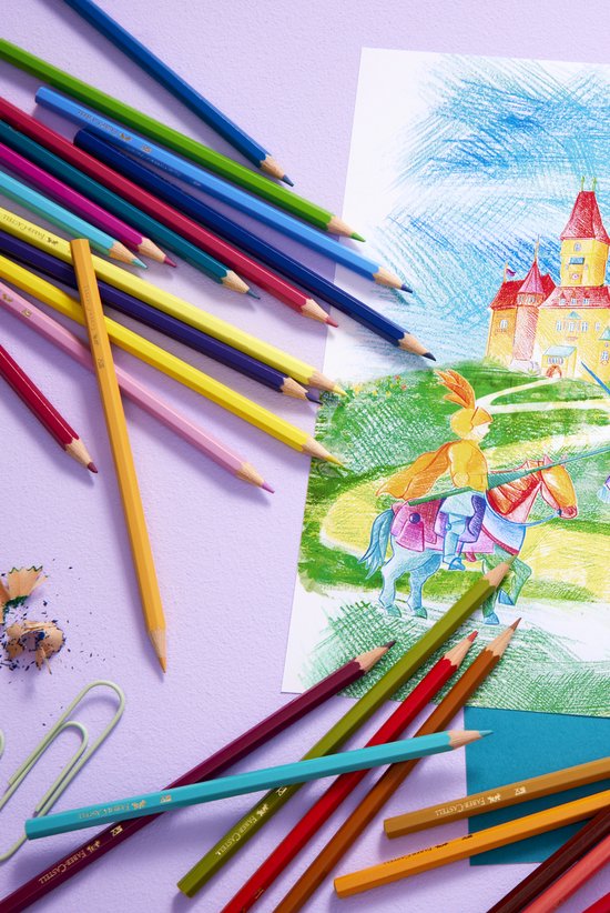 Kleurpotloden in diverse kleuren liggen verspreid op een paarse ondergrond, naast een tekening van een kasteel en ridder te paard.
