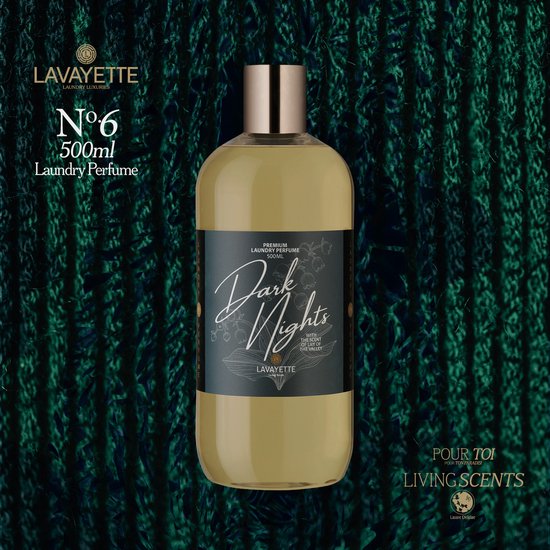 Parfum de linge jaune pâle dans une bouteille transparente avec un bouchon doré, posé sur une texture tricotée vert foncé. Étiquette 'Dark Nights' avec muguet.