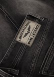 Detail van een bruin PME Legend 'American Classic' label op een grijze spijkerbroek