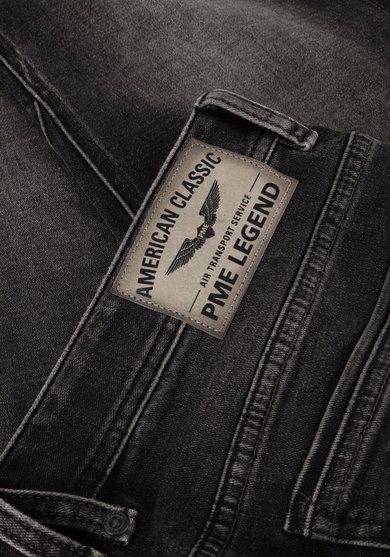 Detail van een bruin PME Legend 'American Classic' label op een grijze spijkerbroek