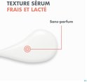 Textuur van fris en melkachtig serum, zonder parfum.