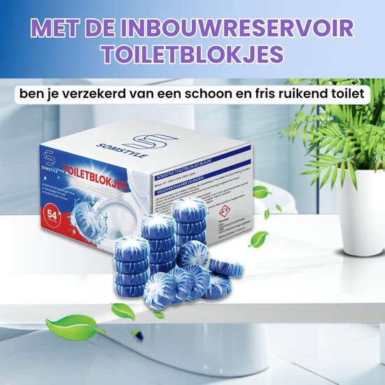 Een doos Somstyle Toiletblokjes Inbouwreservoir en een stapel blauw-witte blokjes. Groene blaadjes drijven op de voorgrond.