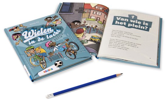 Boek "Wielen in de lucht" met kleurrijke illustraties van kinderen op de fiets bij een voetbalveld.