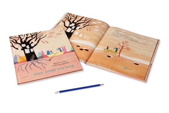 Een open boek 'Voor altijd ons kind' met illustratie van een boom, kinderen in een boot en tekst, naast een gesloten exemplaar en een potlood.
