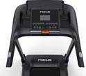 Close-up van het stuur en bedieningspaneel van de zwarte Focus Fitness loopband.