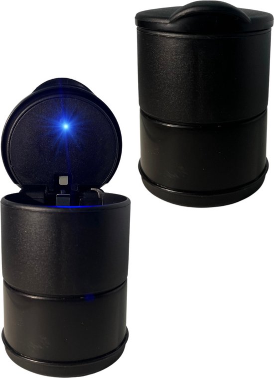 Zwarte auto-asbak met opengeklapt deksel, blauw LED-licht zichtbaar. Naast een gesloten asbak.
