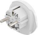 Detail van een witte Europese stekker met twee metalen pinnen en een aardingspin. Logo's en teksten zijn zichtbaar.