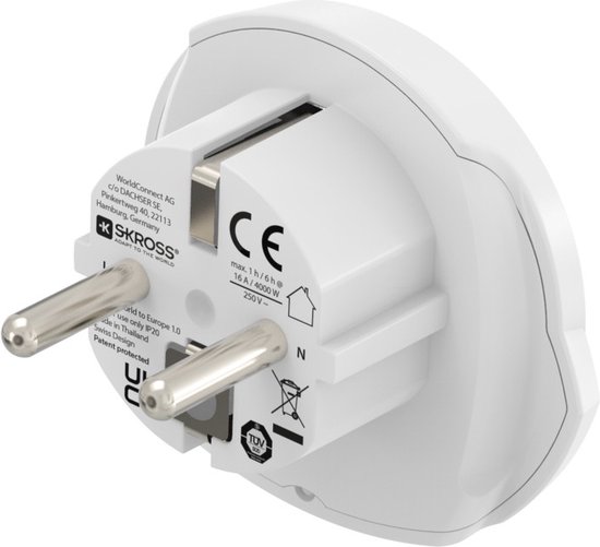 Detail van een witte Europese stekker met twee metalen pinnen en een aardingspin. Logo's en teksten zijn zichtbaar.