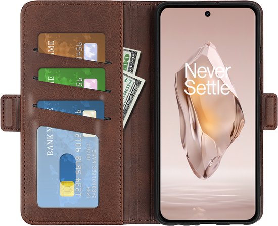 Bruin lederen telefoonhoes, opengeklapt met creditcards en geld, en telefoon.