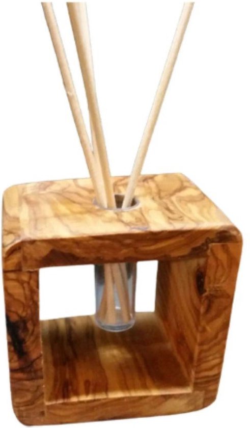 Kubusvormige diffuser van olijfhout met natuurlijke nerven, met daarin een glazen flesje en 3 stokjes.