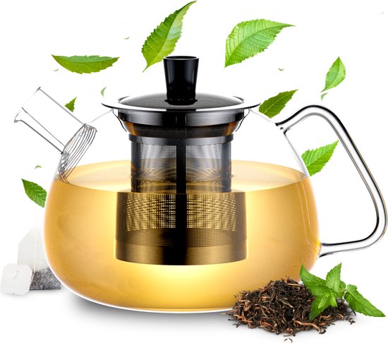 Glazen theepot met RVS filter, gevuld met thee en omringd door groene blaadjes.