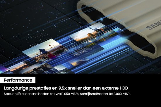 Een beige Samsung T7 Shield SSD met data stromen van foto's die eruit komen, op een achtergrond van circuits.