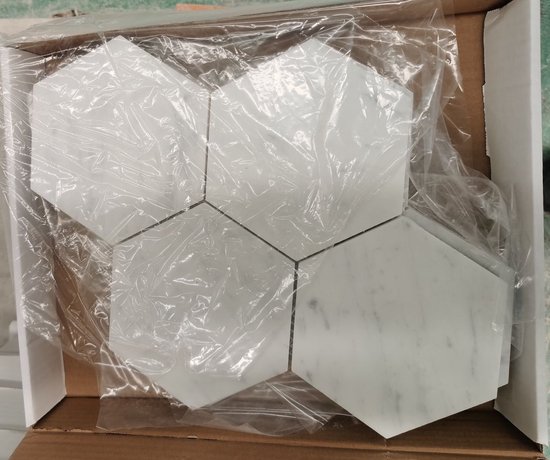 Verpakking met 5 witte marmeren hexagon tegels.
