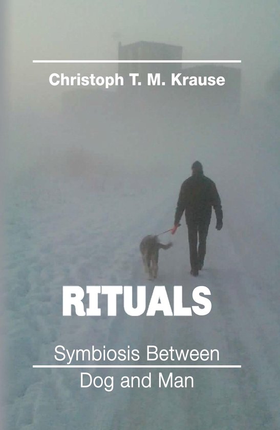 Un homme avec un chien dans un paysage brumeux et enneigé. Titre : RITUALS Symbiosis Between Dog and Man.