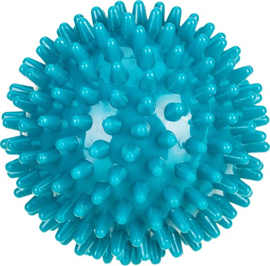 Een turkooizen massagebal met noppen. De bal heeft een diameter van 6 cm.