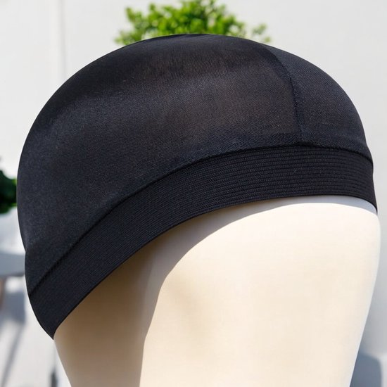 Zwarte zijdezachte wave cap met een elastische band, getoond op een mannequin.