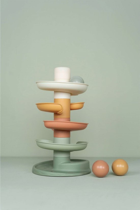 Een spiraaltoren met gekleurde plateaus en ballen in pastelkleuren, tegen een lichtgroene achtergrond.
