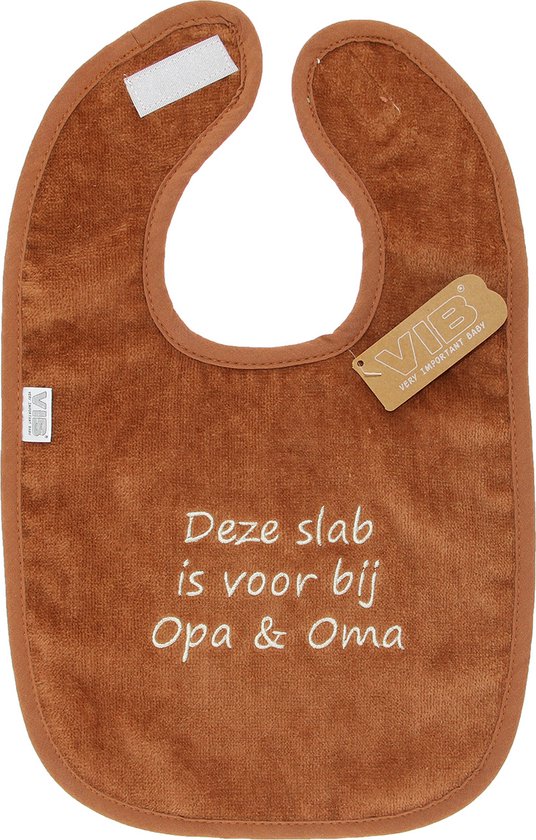 Bruin slabbetje van velours met de tekst 'Deze slab is voor bij Opa & Oma'.