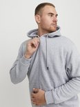 Man sluit een grijze hoodie.