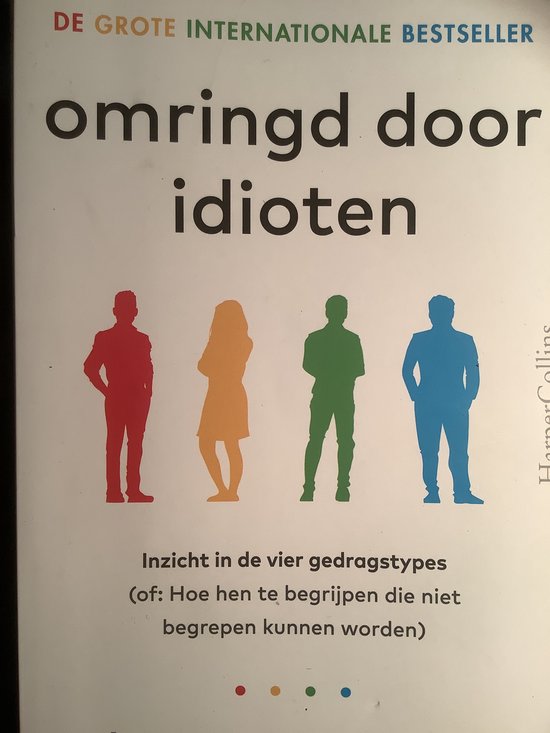 Omringd door idioten. Vier gekleurde silhouetten: blauw, groen, oranje en rood.