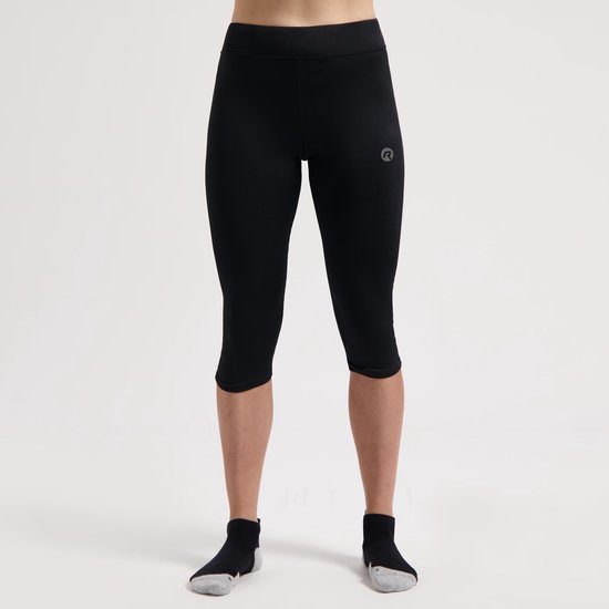 Voorkant van een driekwart zwarte sportlegging met een klein logo. Gedragen op een model.