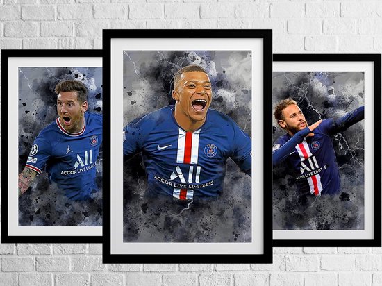 Trois posters de football : Messi, Mbappé et Neymar dans leurs maillots bleus du Paris Saint-Germain.