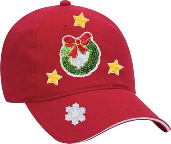 Rode baseballpet met kerstkrans, sterren en sneeuwvlokapplicaties.