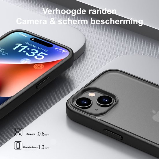 Een matzwarte telefoonhoes met verhoogde randen voor camera- en schermbescherming, met de tekst "Verhoogde randen Camera & scherm bescherming".