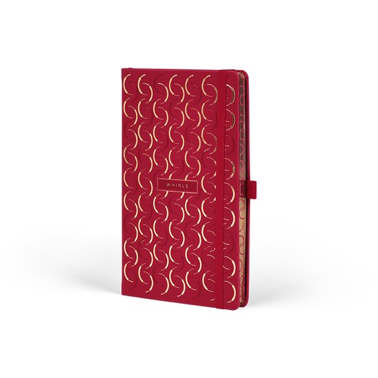 Carnet A5 rouge avec un motif doré 'whirls', photographié en perspective. Avec bande élastique et étiquette 'CASTELLI MILANO'.