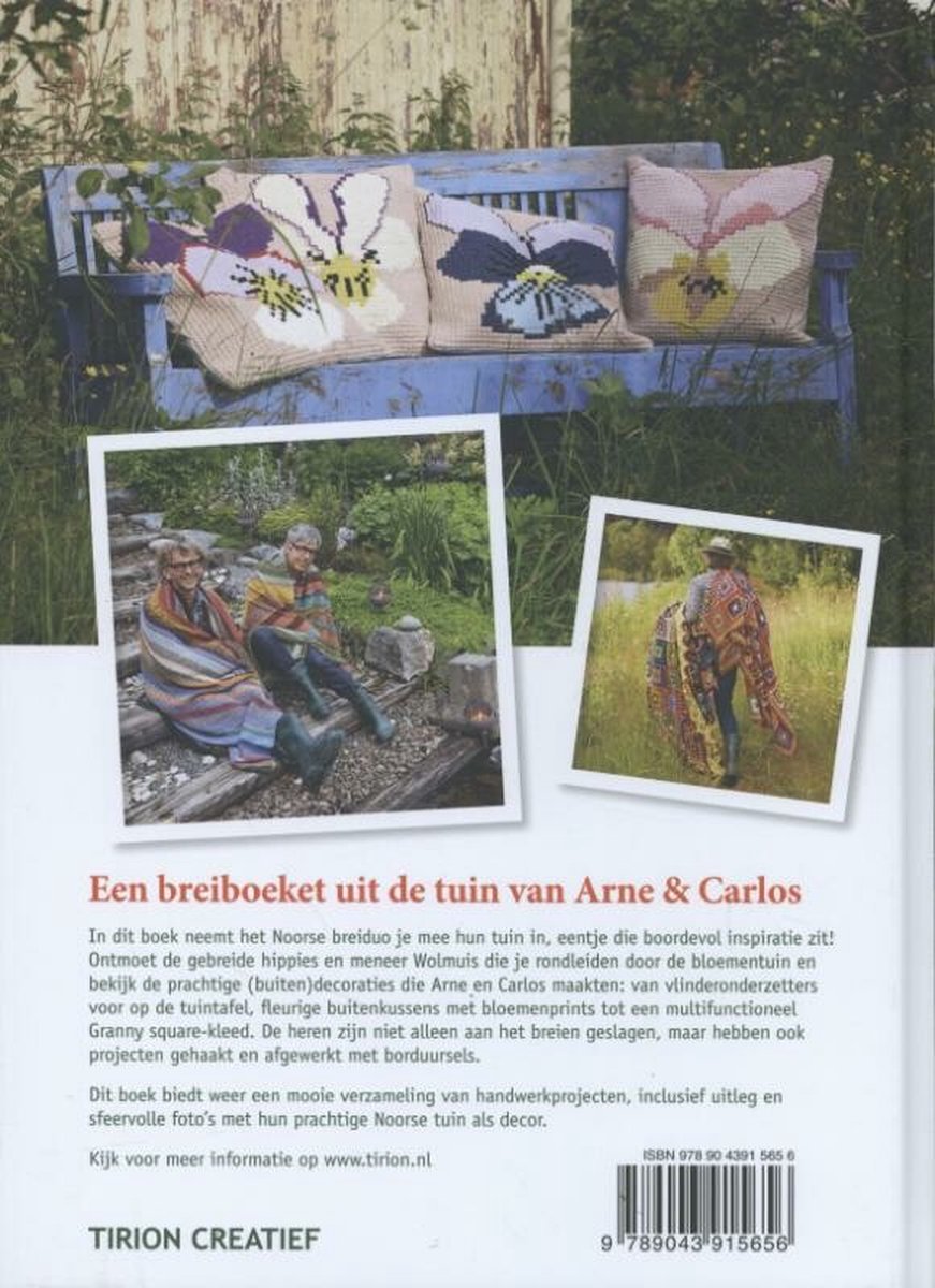 Drie gebreide kussens met bloemenprint, op een blauwe tuinbank. Twee kleinere kussens met viooltjes, een groter kussen met een roze bloem.