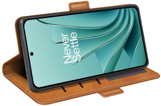 Lichtbruine portemonneehoes met een OnePlus Nord 3 telefoon met 'Never Settle' op het scherm.