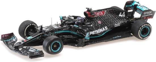 Zwarte Formule 1 auto nummer 44 met Petronas logo's, zilverkleurige accenten en witte 'P ZERO' banden.