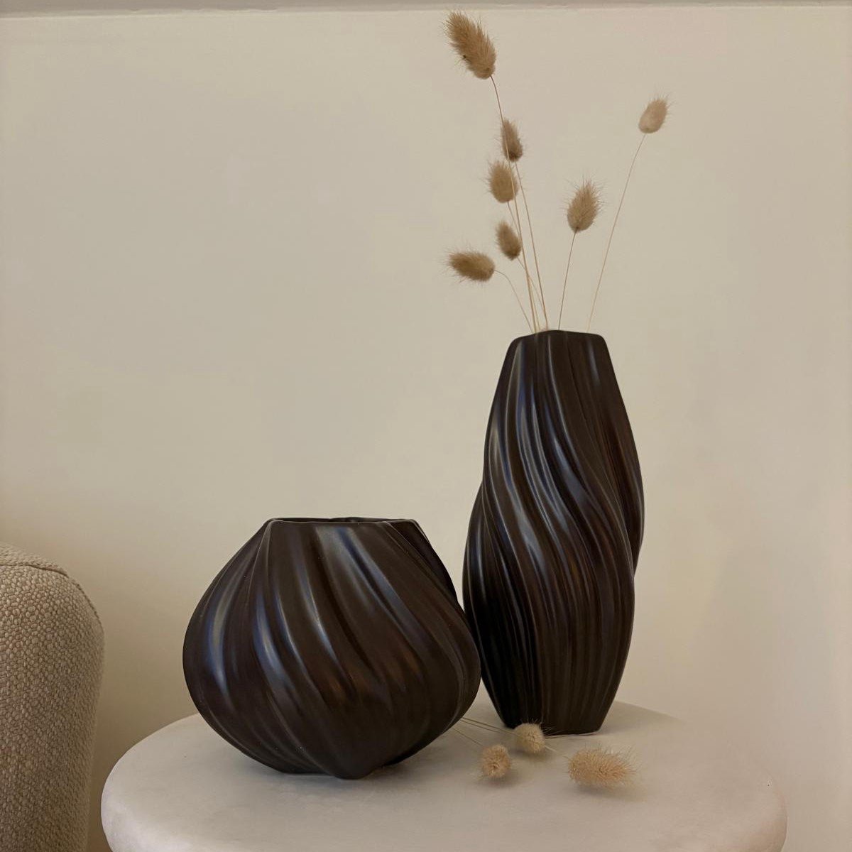 De Ridderinkhof Set van 2 Chocolade Bruine Nordic design vazen. 25.5cm hoog en 14cm hoog