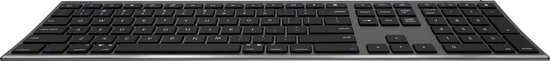 Een spacegray toetsenbord met zwarte toetsen, geïsoleerd op een witte achtergrond.