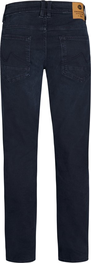 Man met de rug naar de camera, draagt een donkerblauwe jeans.