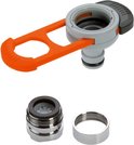 Gedetailleerde foto van een oranje en grijze kraanadapter met een zilverkleurige schroefverbinding.