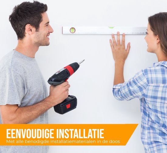 Man en vrouw monteren een tv-beugel. Man houdt boormachine vast. Text: Eenvoudige installatie.