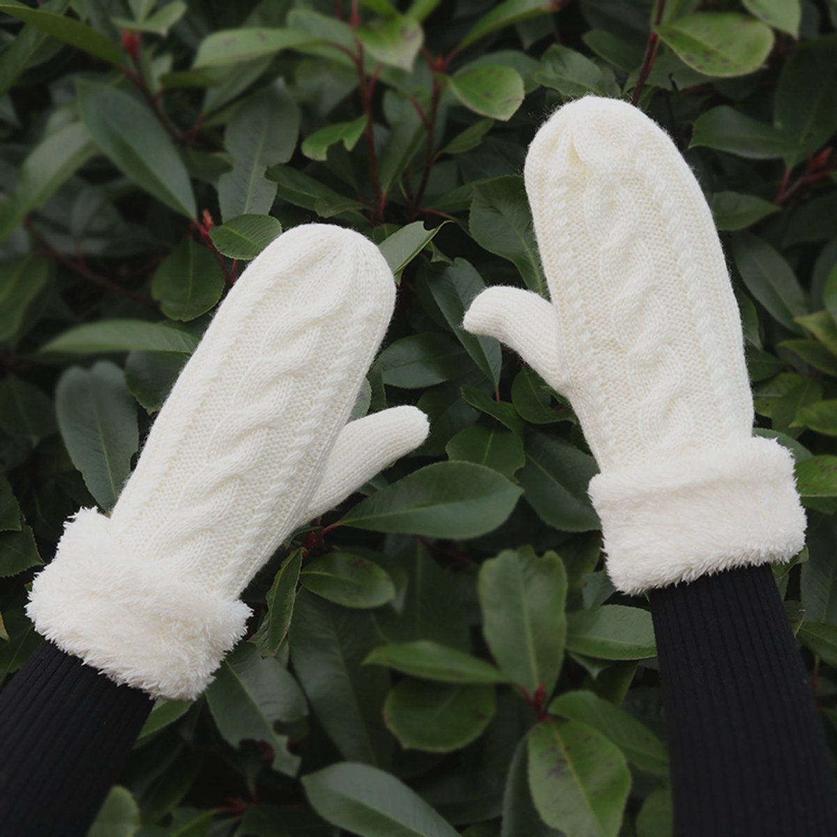 Gebreide wanten fleece boord - roomwitte - offwhite dameswanten met kabelbreisel - handschoenen dames - fleece wanten - STUDIO Ivana van der Ende