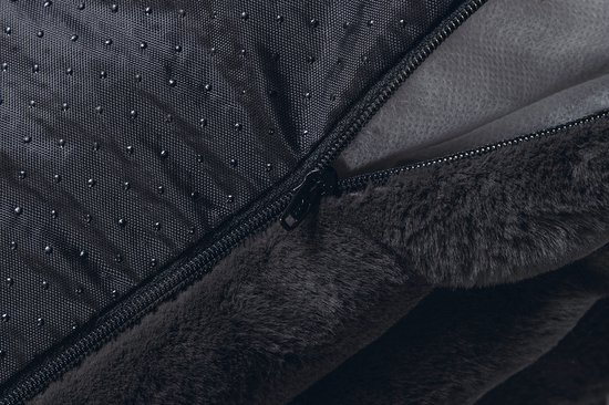Detail van een donkergrijs hondenbed met een ritssluiting en anti-slip noppen onderaan.