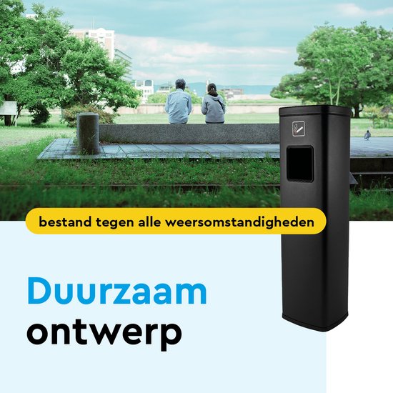 Zwarte staande asbak op een grasveld met twee personen die in de verte kijken. Weerbestendig ontwerp.