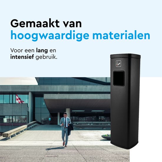 Zwarte staande asbak naast een moderne kantoorgebouw, naast een man met een jas over zijn arm.