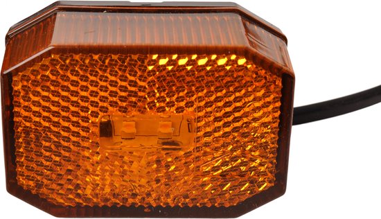 Gedetailleerde weergave van octogonale oranje LED lamp met geribbeld oppervlak en zwarte behuizing.