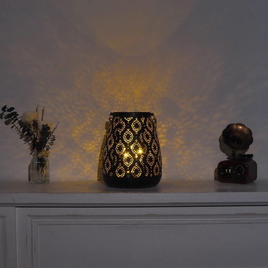Lantaarn Met Een Gloeilamp Op Een Oud Gebouw Stock Foto - Image of muur, gebouw: 261770190