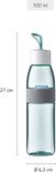 Transparante Mepal drinkfles van 500 ml met witte dop en grijze band.